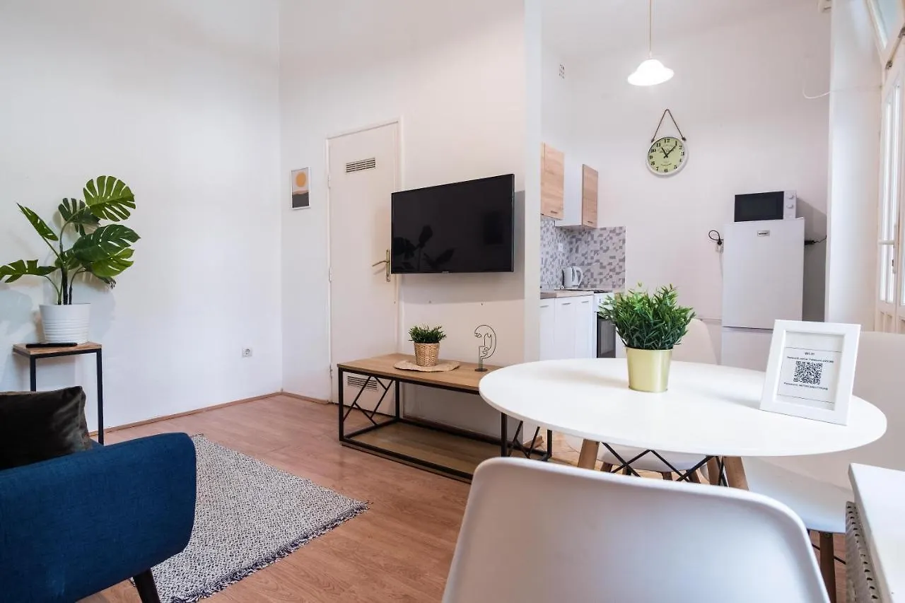 부다페스트 Very Central 1-Br Apt With Patio 아파트 0*,